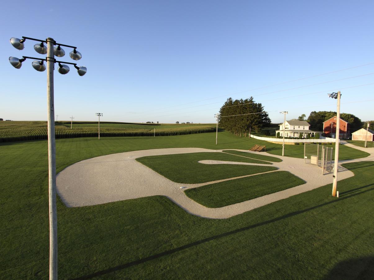 Field Of Dreams House Apartment Dyersville Exterior photo